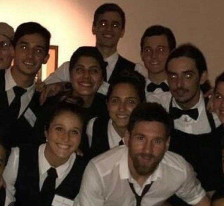 Así se divirtió Messi con amigos y seguidores en un bar de Argentina