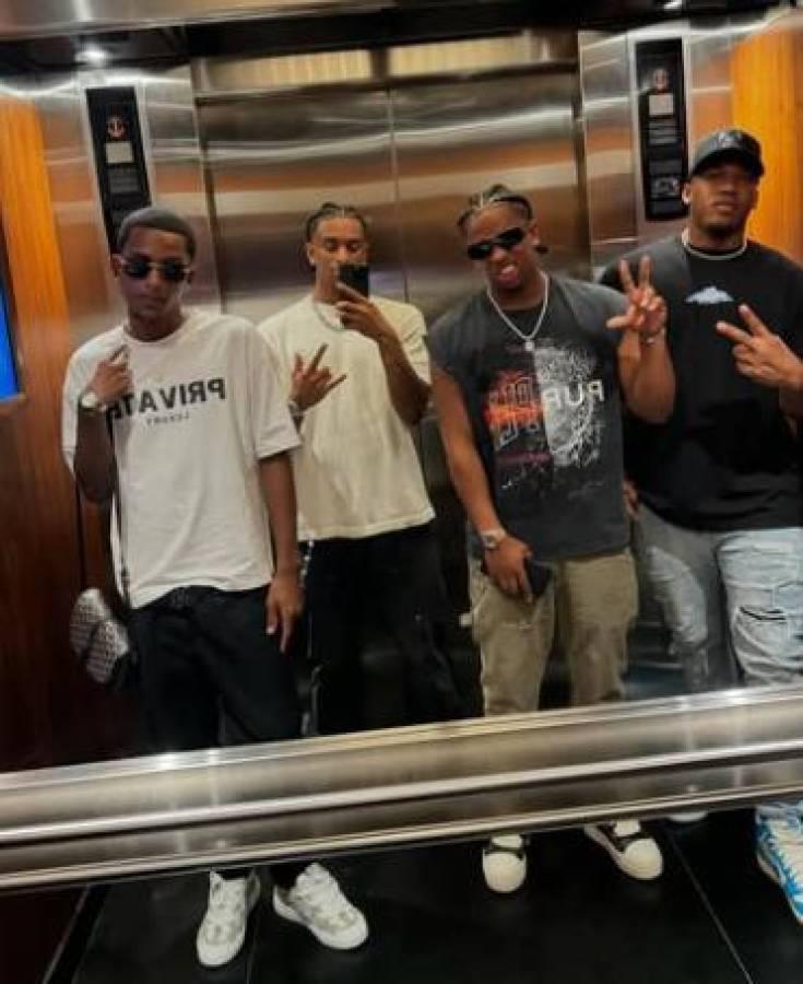 ¡Captados! Futbolistas del Barcelona son vistos en un yate lleno de mujeres en sus vacaciones