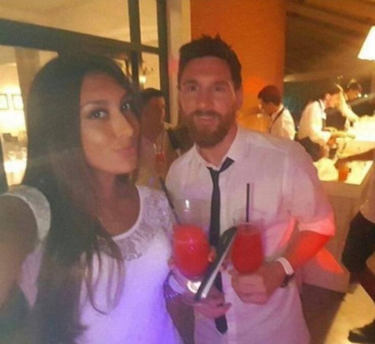 Así se divirtió Messi con amigos y seguidores en un bar de Argentina