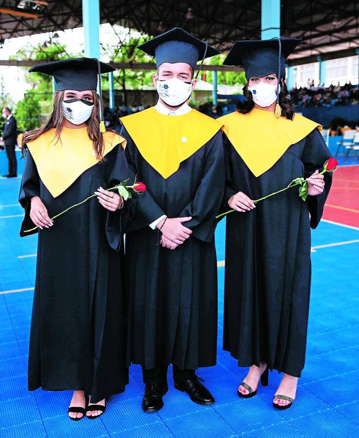 Ariana Espinoza, Diego Cruz y Nathalie Carbajal.