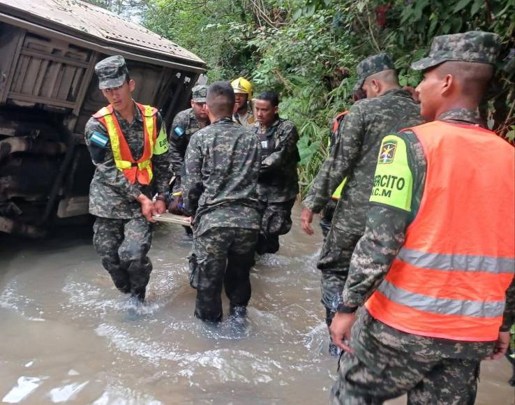 Las 25 imágenes impactantes del accidente en la carretera a Olancho