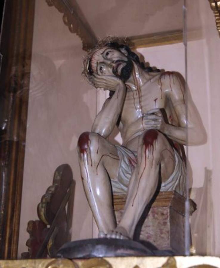 Artesanal ropaje portan imágenes procesionales para Semana Santa