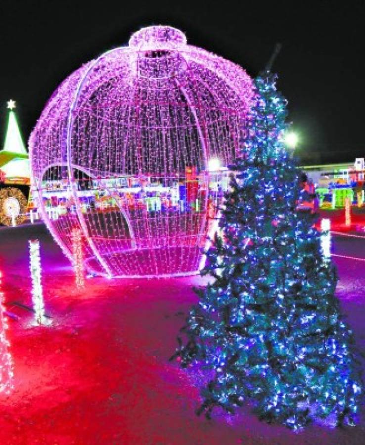 Carrozas y miles de luces en inicio de fiestas navideñas en la capital de Honduras