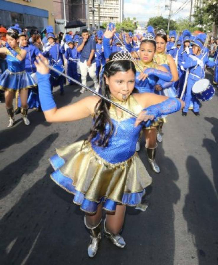 Niños engalanan un homenaje cívico a la patria