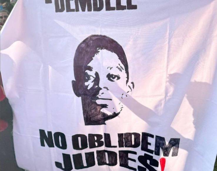 Atacan bus del Barcelona y ambiente hostil para Dembélé