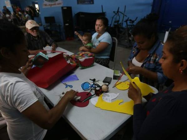 Este grupo de mujeres aprenden a elaborar productos para luego comercializarlos. Foto: Alex Pérez/EL HERALDO.