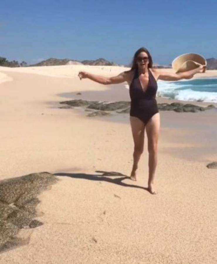 Tras cambio de sexo, Caitlyn Jenner presume su cuerpo en traje de baño por primera vez