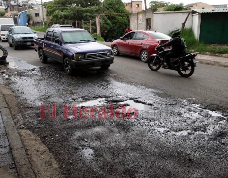 Baches, hoyos y hundimientos en la olvidada Comayagüela (Fotos)