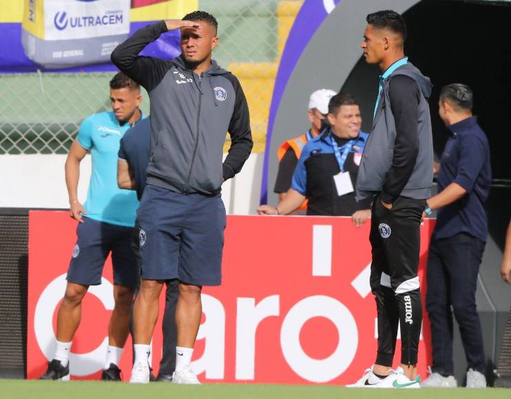 Largas filas para ingresar y con los elencos en el estadio: así es el ambiente que estremece el Carlos Miranda
