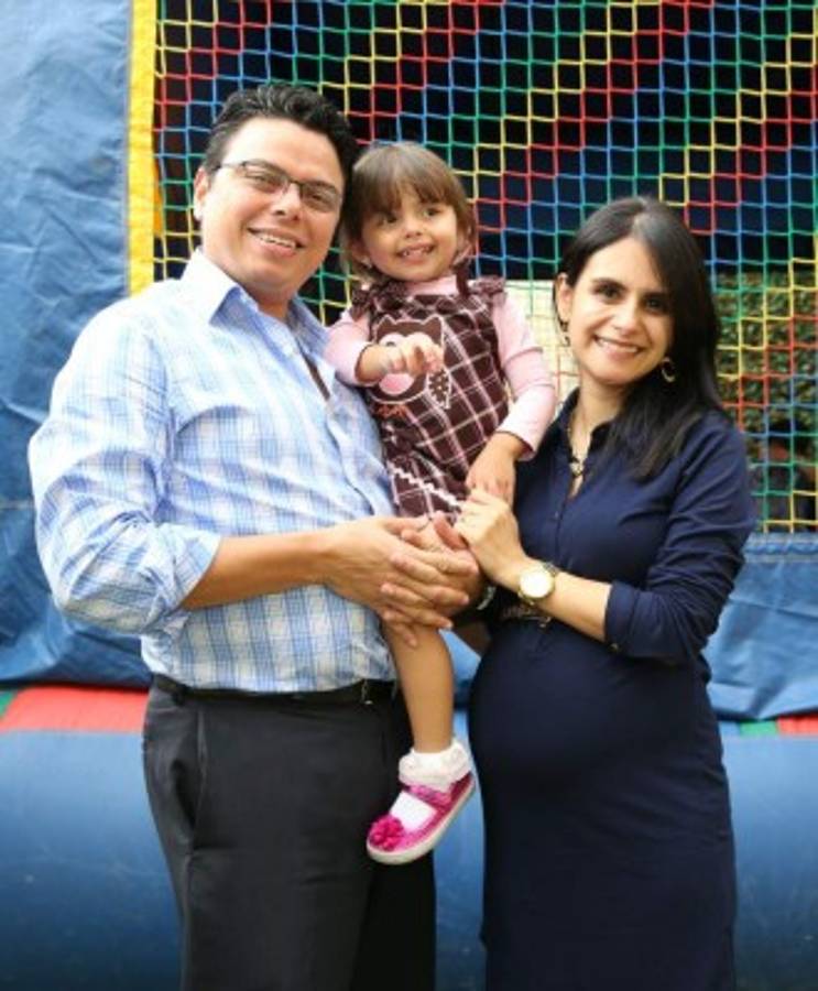 Angelique Carbajal recibió las aguas benditas del bautismo