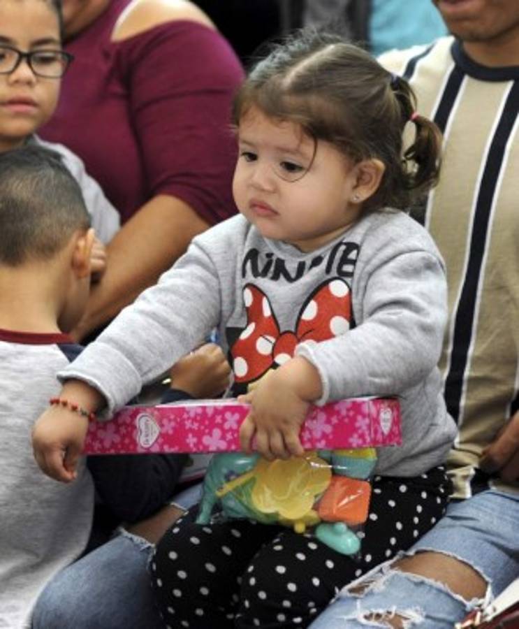 Santa cierra la Navidad con regalos paras sus nietecitos