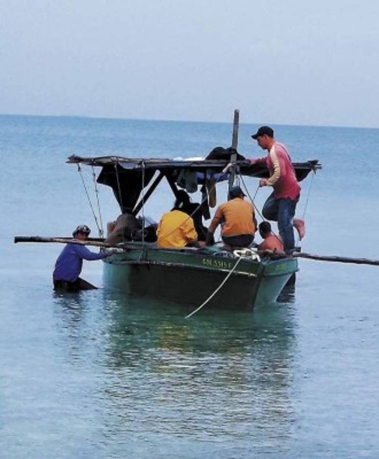 Balseros graban travesía en el mar