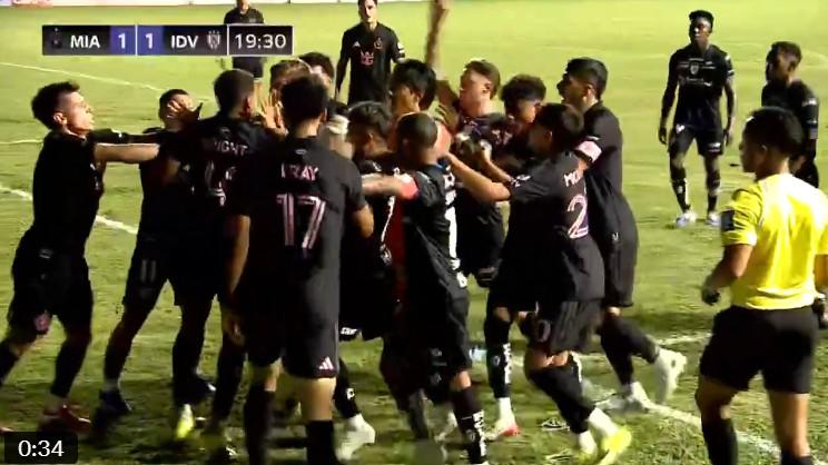 Messi se enoja luego de que lo botaran, la pelea, confusión y ¿quién se quedó con la camisa?