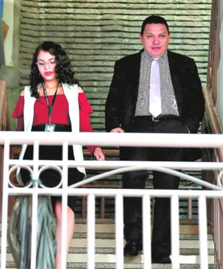 Requieren a 16 exfuncionarios por anomalías en contratos de energía