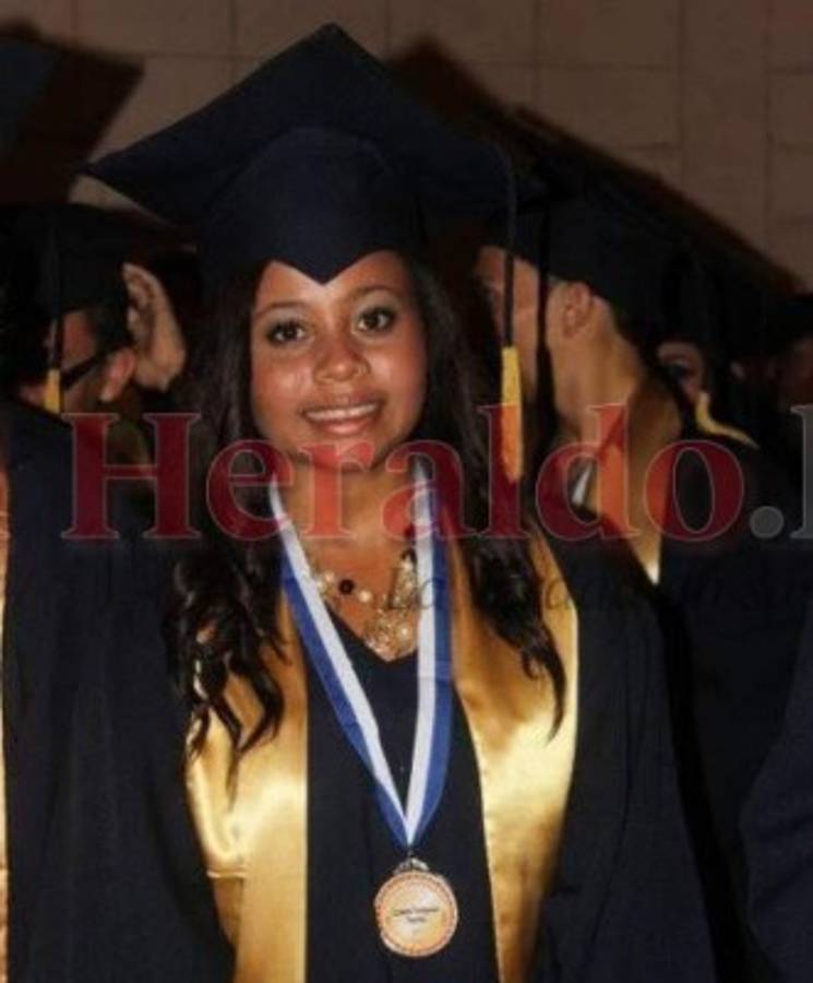 Cathy Samantha el día de su graduación.