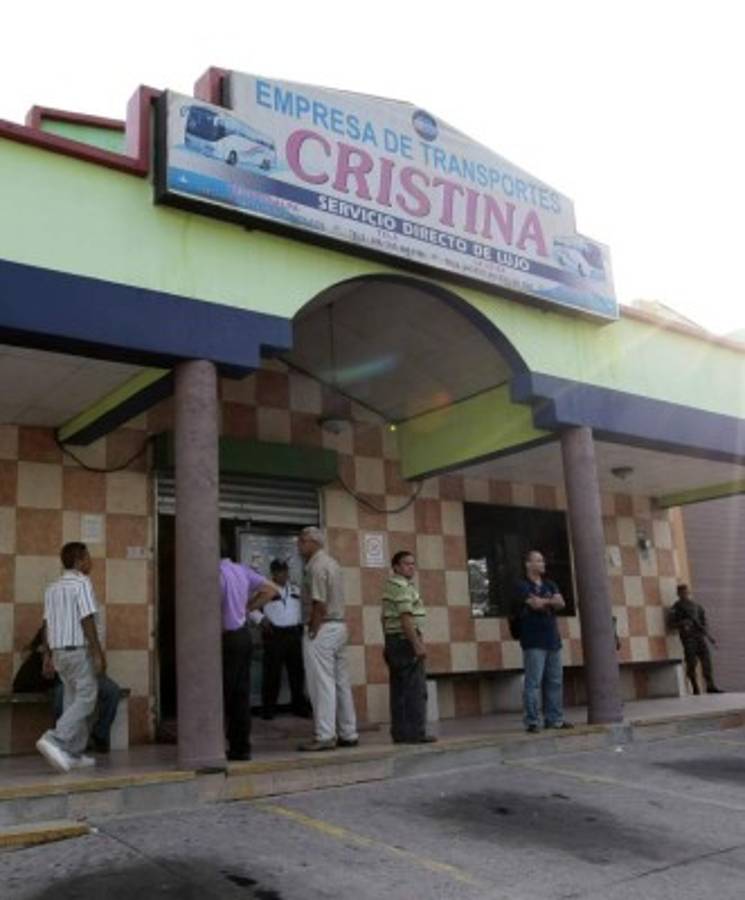 Procesan a vinculadas en atentado a un bus de Transporte Cristina