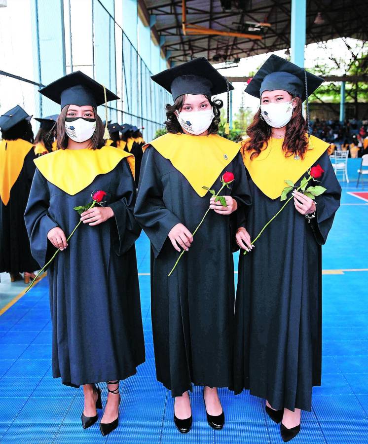 Muy contentas por finalizar su educación media Marlen Galeano,Ana Rampone y Tania Chen.