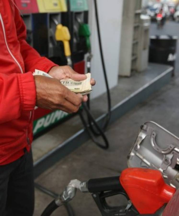 ¿Cuántos litros de gasolina se compran con un salario?
