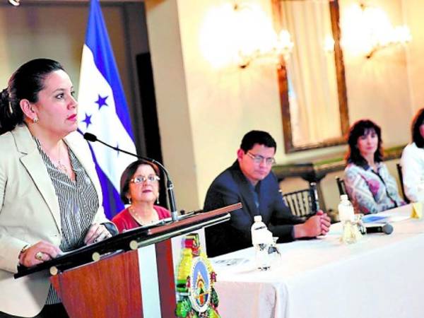 La primera dama Ana García anunció ayer los cinco ganadores.