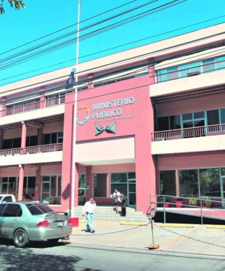 Los expedientes remitidos por la Comisión Especial para la Depuración y Transformación de la Policía Nacional al Ministerio Público (MP) siguen prácticamente engavetados y sin librarse ningún requerimiento fiscal en contra de ningún uniformado involucrado en irregularidades.