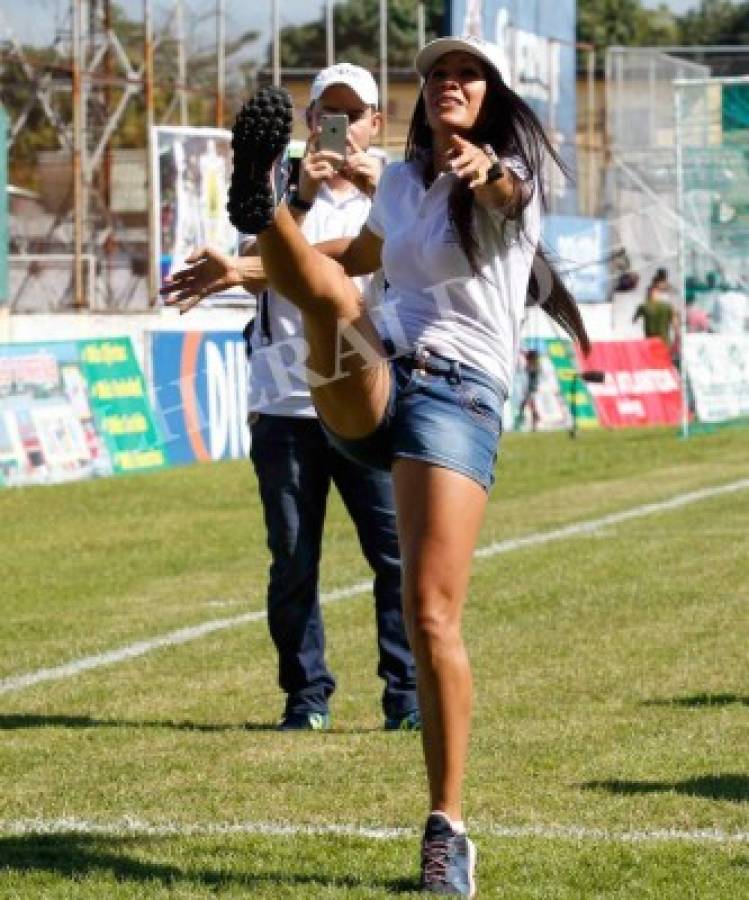 Shirley Perelló olvida el arbitraje y demuestra su dominio del balón