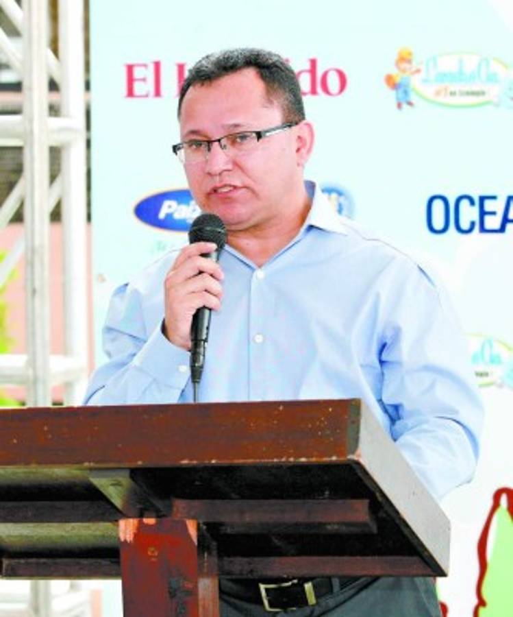 Director de EL HERALDO recibe el Álvaro Contreras