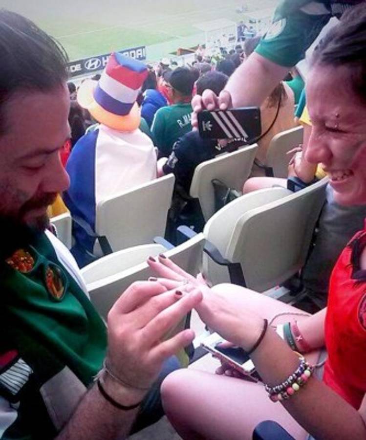 Mexicano le pide matrimonio a su novia y empata Holanda
