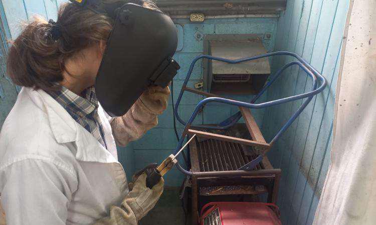 Estudiantes de Mecánica crean sillas y camillas para donar al Hospital Escuela