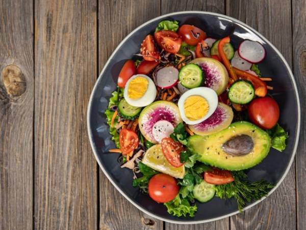 El gusto, uno de los cinco sentidos básicos, manda al cerebro información del exterior por contacto directo: puede detectar, a través de las papilas gustativas -receptores sensoriales ubicados en la lengua-, temperatura, sabor y textura. El paladar es capaz de apreciar cinco sabores: dulce, salado, ácido, amargo y umami (glutamato monosódico).