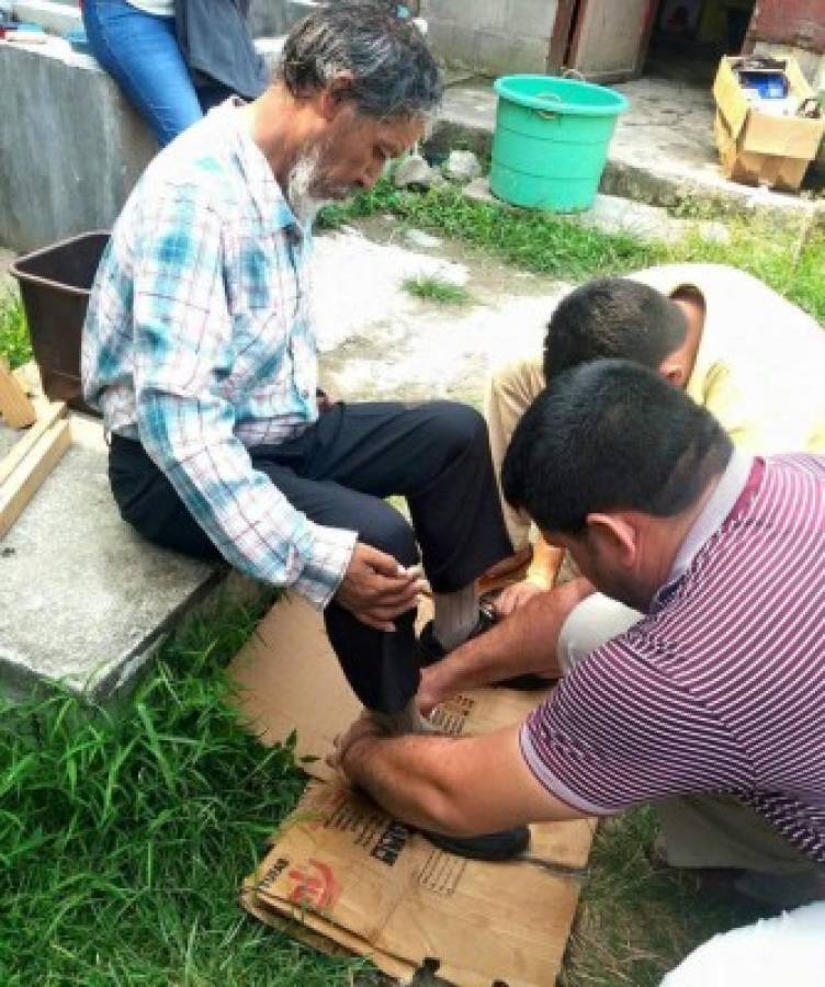 Jóvenes hondureños transforman la vida de un indigente  