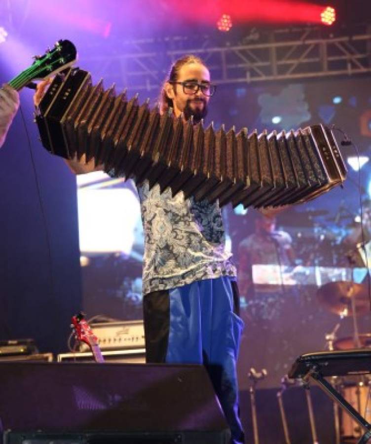 Rabanes inyectó música y baile al público capitalino que lo ovacionó durante su concierto