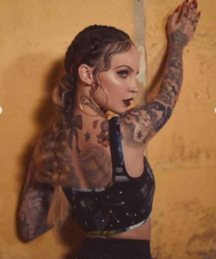 Aquí la segunda postal de Belinda con su cuerpo tatuado.