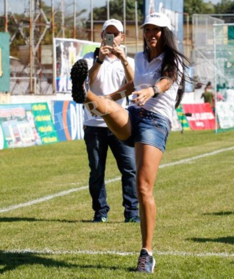 Shirley Perelló olvida el arbitraje y demuestra su dominio del balón