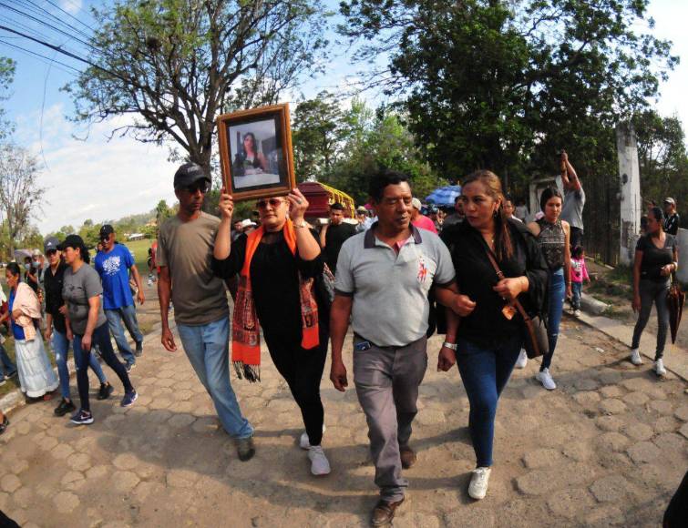 Cargando su foto, así fue la caminata para despedir a Ana Hernández