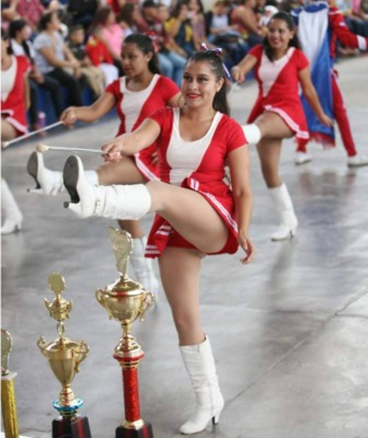 Ritmo y disciplina destacan en reñida competencia de bandas de guerra