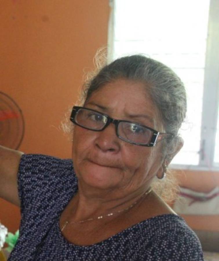 Abuelos elaboran palmas y coronas para el Día de los Muertos