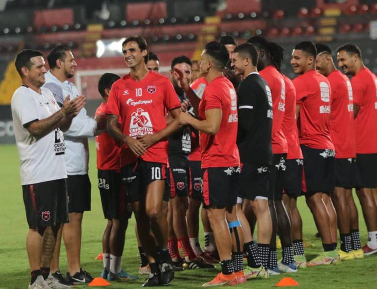 Entre sonrisas, bromas y un pasillo especial a Bryan Ruiz, así entrenó el Alajuelense