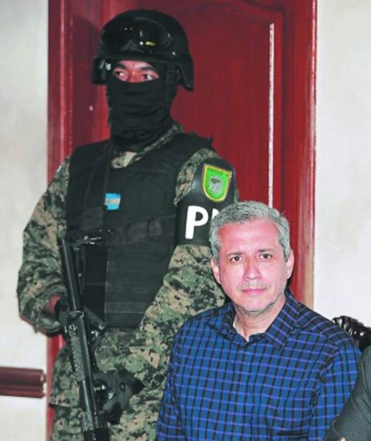 ES El exdirector del IHSS, Mario Zelaya, junto a su defensor Marcelino Vargas, previo al inicio de la audiencia celebrada ayer en la Corte Suprema de Justicia 11 Sept 2014