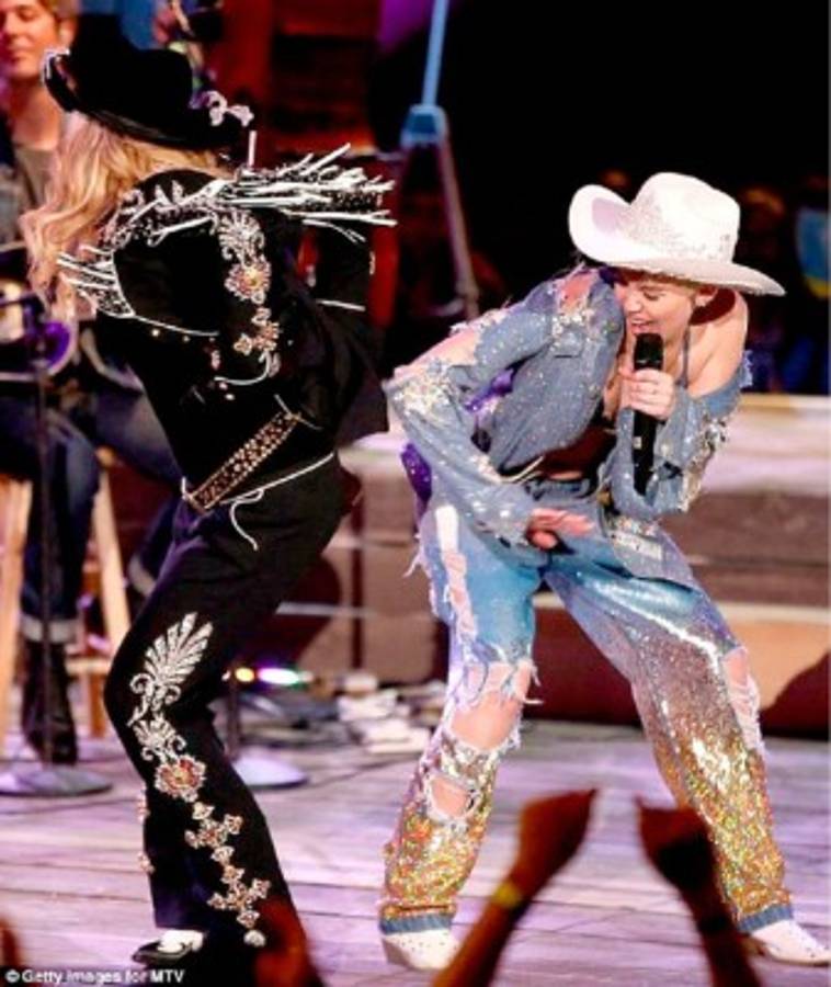 VIDEO: Miley Cyrus le dio nalgadas a Madonna