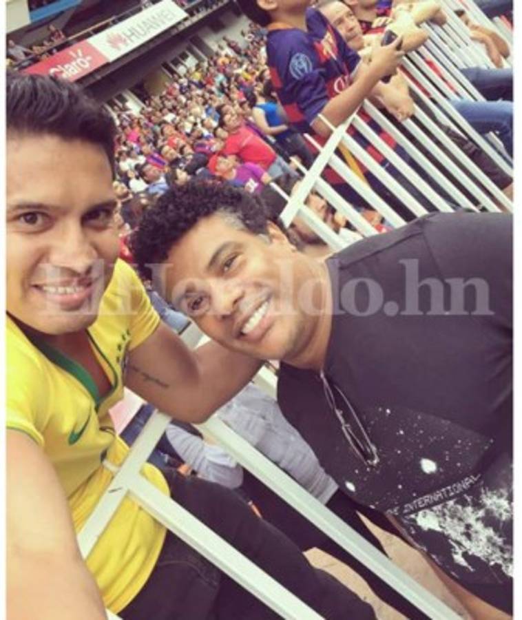 ¡Vaya privilegio! Ronaldinho invitó a aficionado hondureño a su hotel para regalarle autógrafo en persona