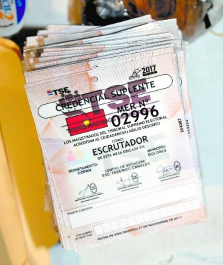 El TSE entrega credenciales para cinco departamentos de Honduras