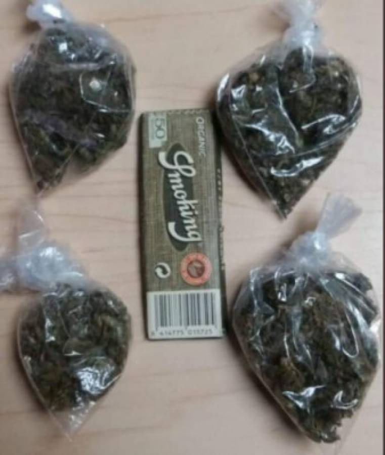 Cuatro bolsas con marihuana y papel para fumar llevaba Big Nango y su amigo en el momento de su detención. Foto: Twitter Policía Nacional