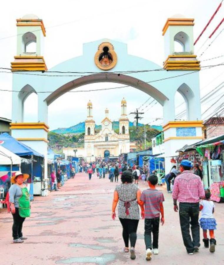 Aldea suyapa se reviste de fe, alegría y color