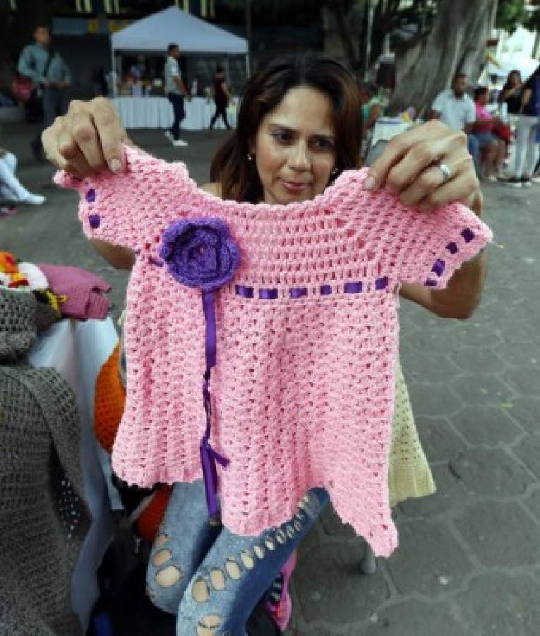 Artista del crochet requiere de apoyo para volver a caminar