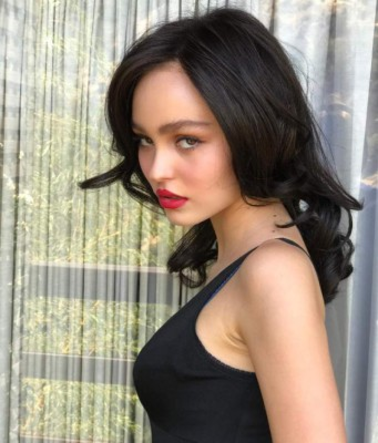 Atrevido topless de la hija de Johnny Depp deja a los seguidores de Instagram boquiabiertos