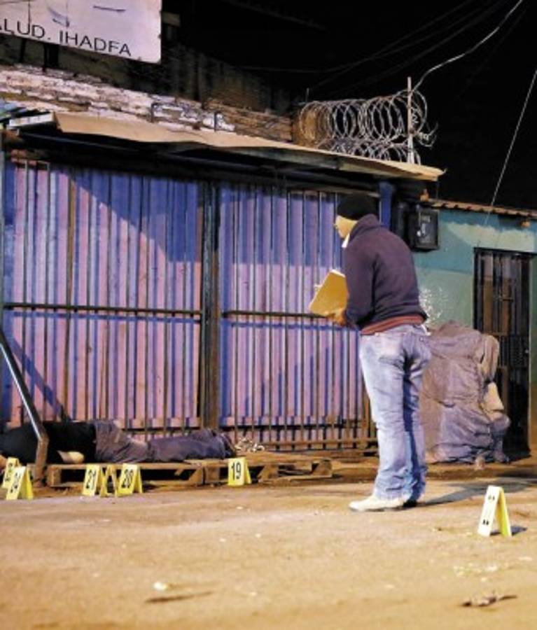 Atacan a balazos a dos comerciantes