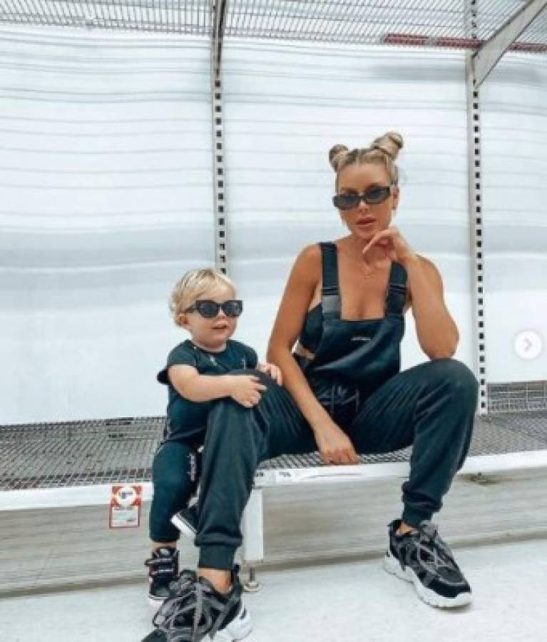 La influencer australiana Skye Wheatley fue criticada por posar en un anaquel de supermercado vacío.