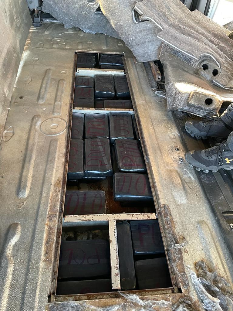 Incautan más de 180 kilos de supuesta cocaína que iban escondidos en una  camioneta