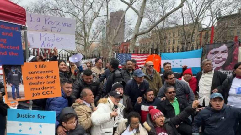 Hondureños fuera de la Corte gritan que JOH “no volverá”; claman justicia