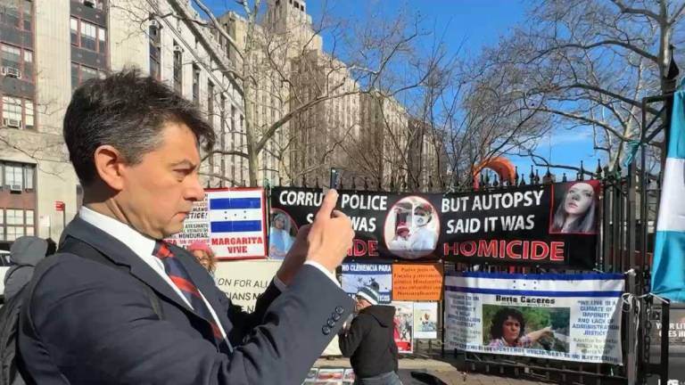Renato Stabile graba pancartas de hondureños en las afueras de la Corte de Nueva York